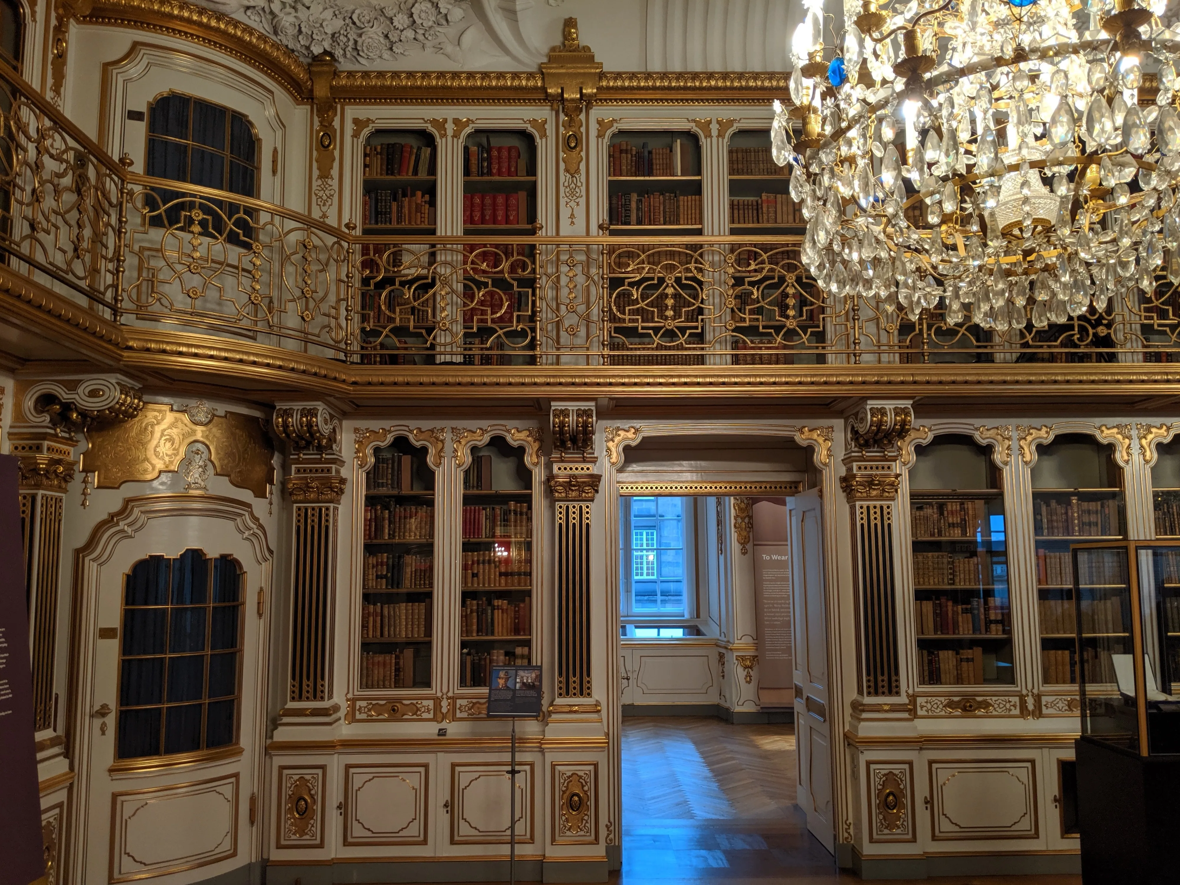 christiansborg library.Dvmvvp7S.jpg