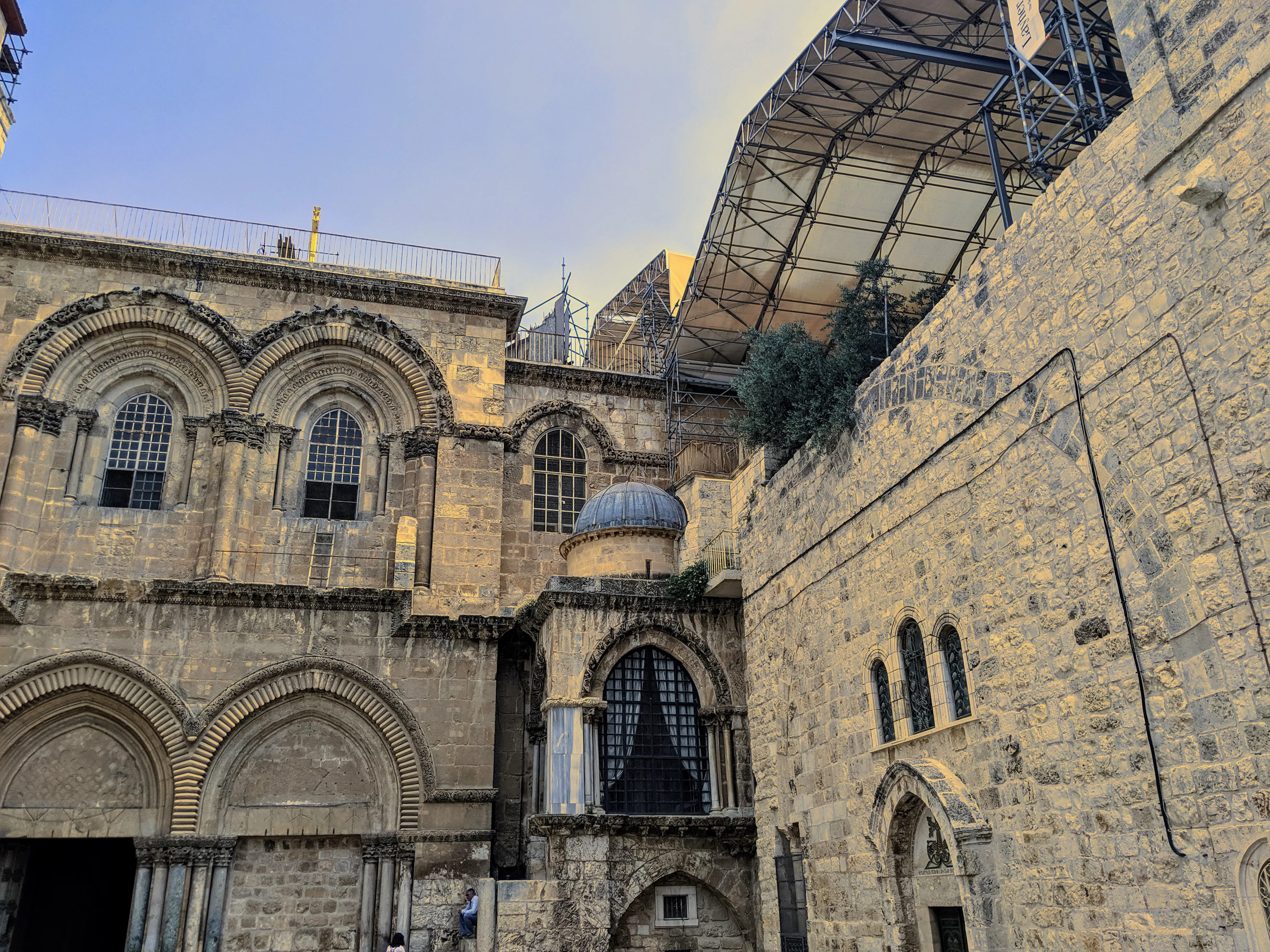 church exterior.Cak8GuZj.jpg