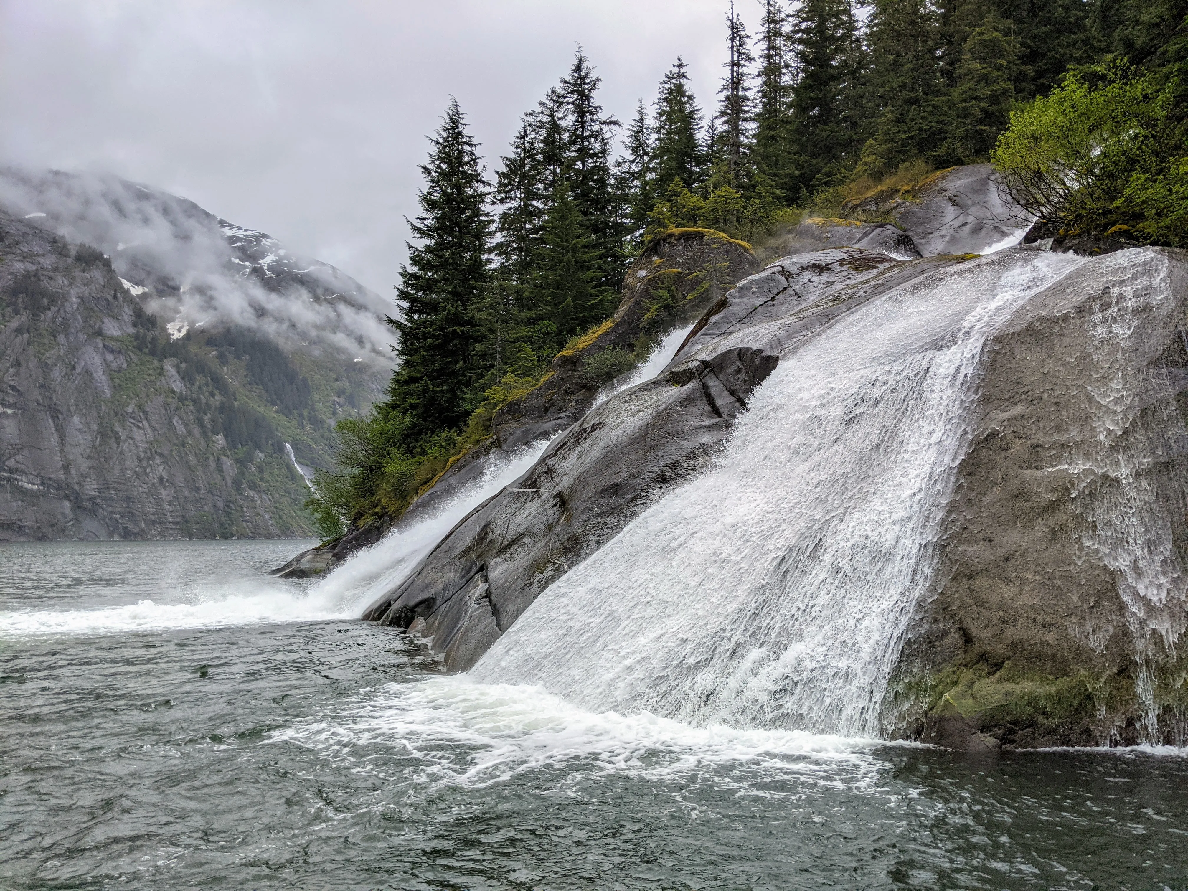 cruise waterfall close.qAhk5kVH.jpg