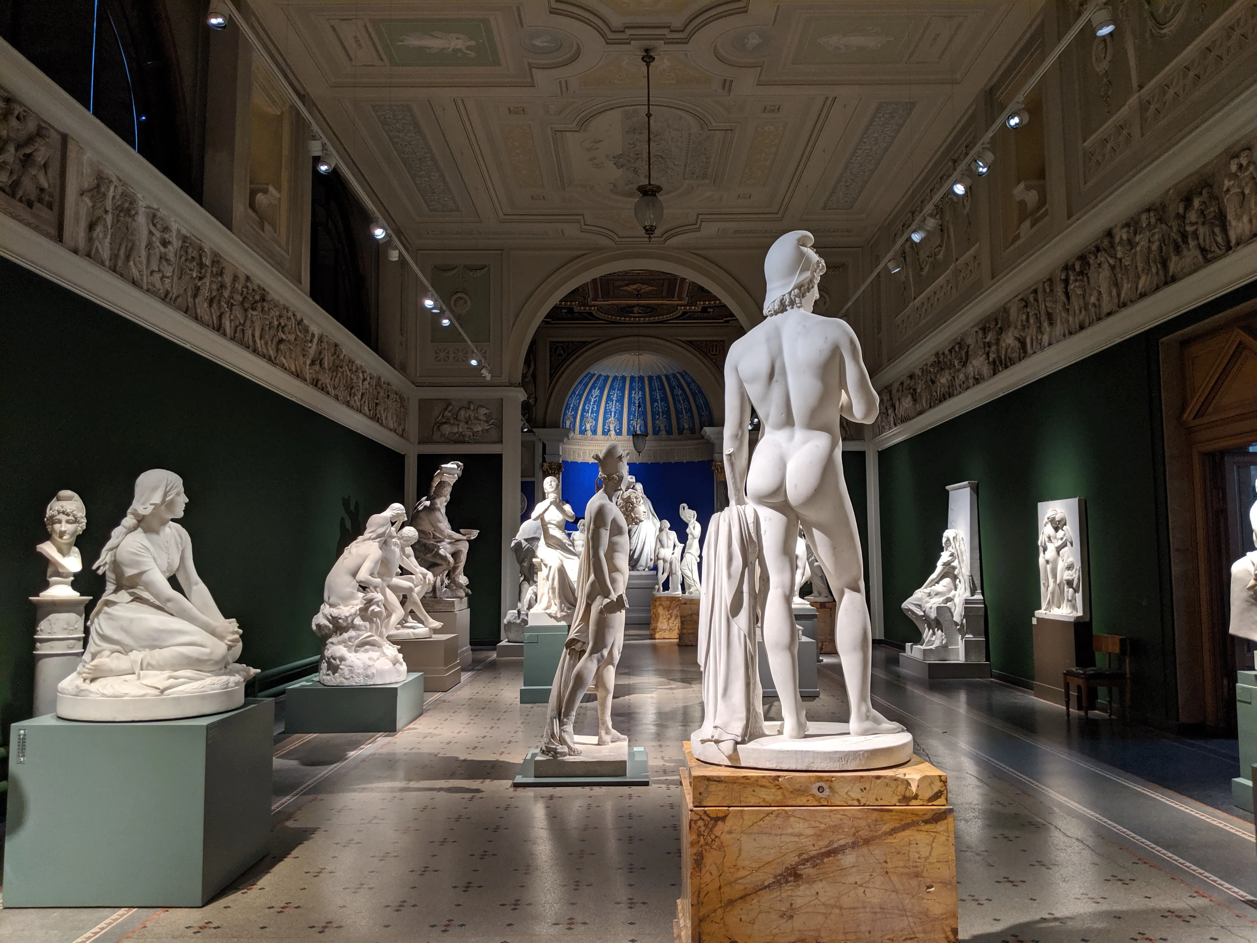 glyptotek statues towards.6JNK_0ni.jpg