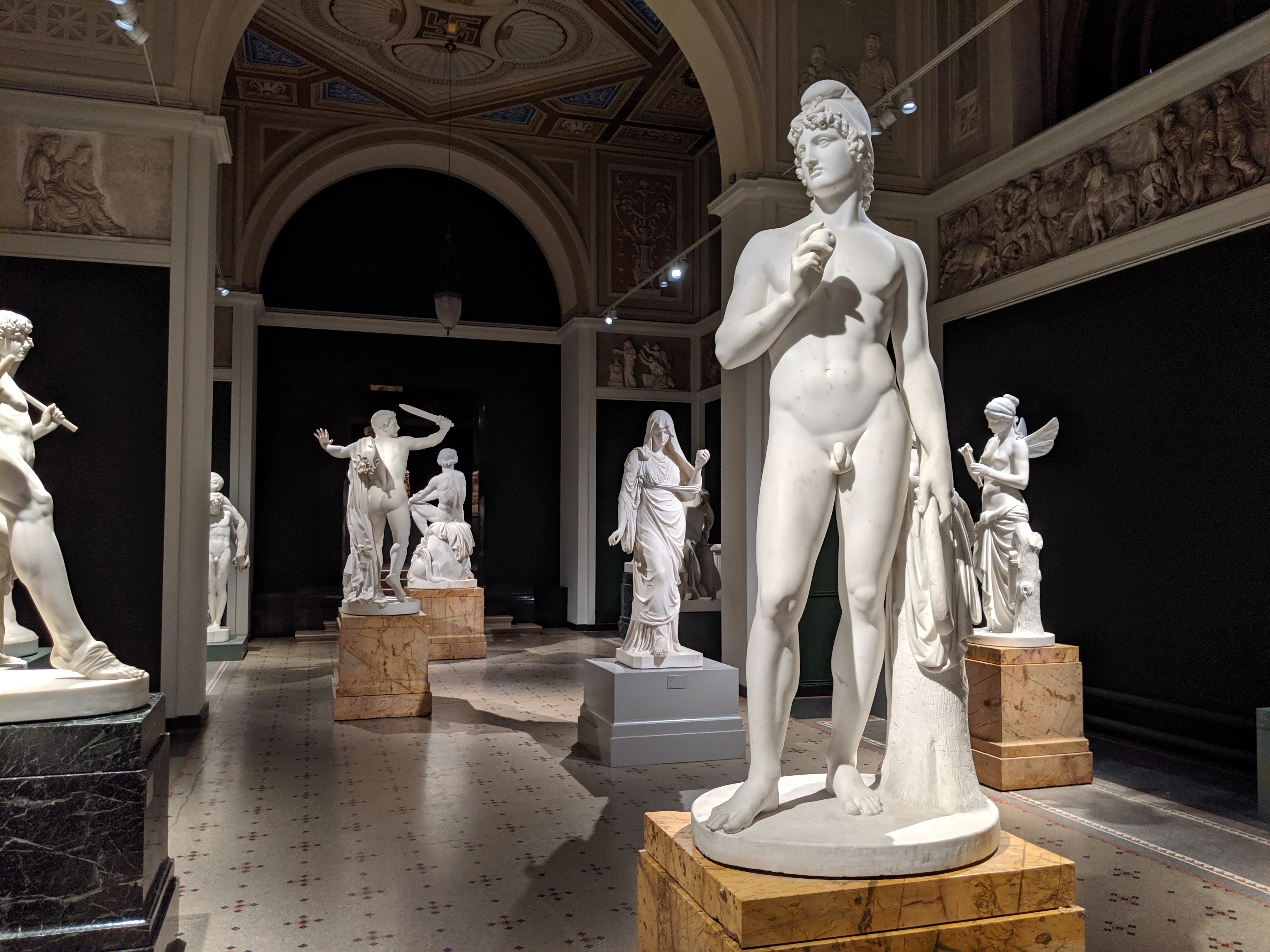 glyptotek statues.BrCtPZsz.jpg