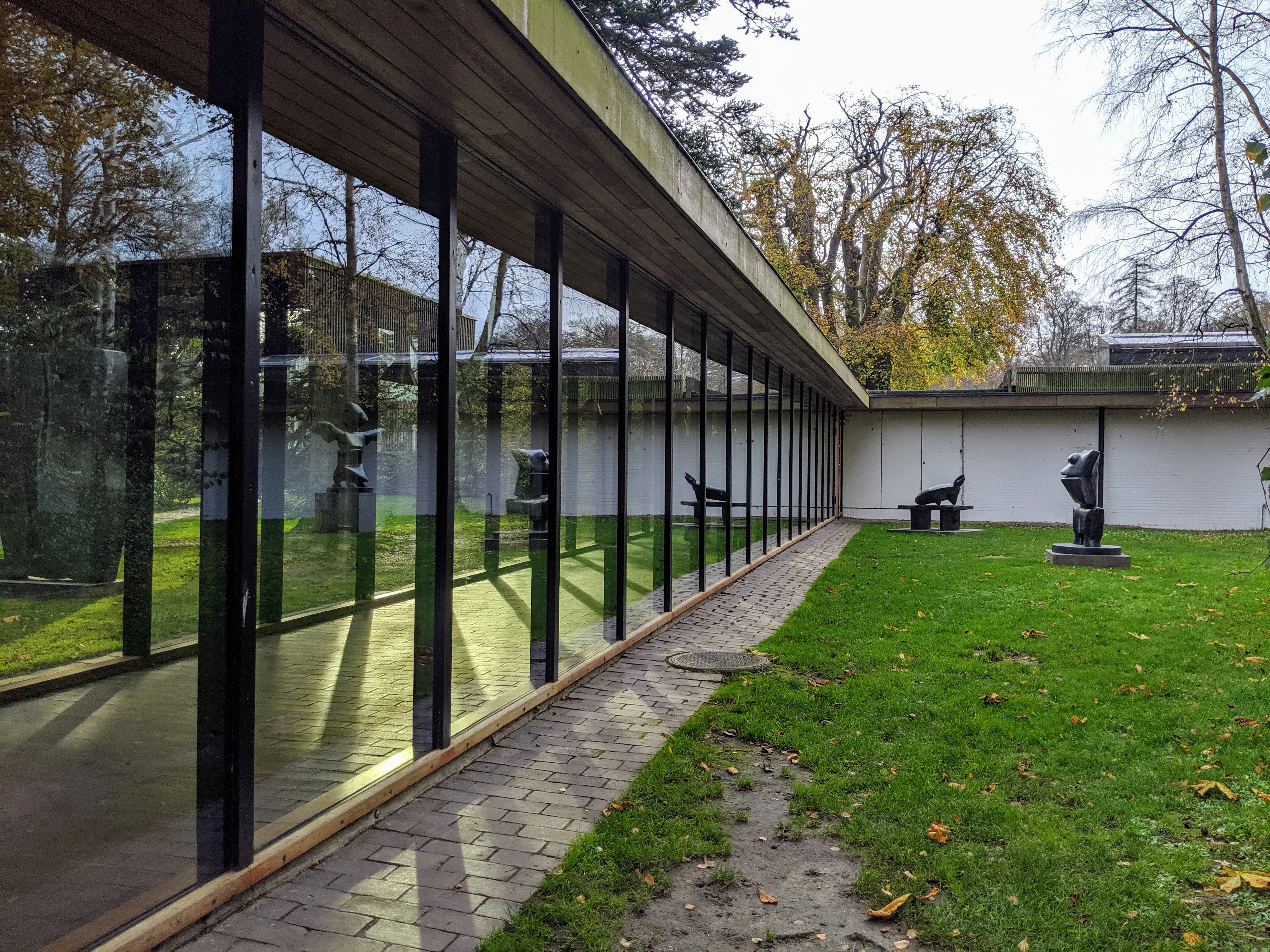 louisiana hallway outside.CwCPDwc7.jpg