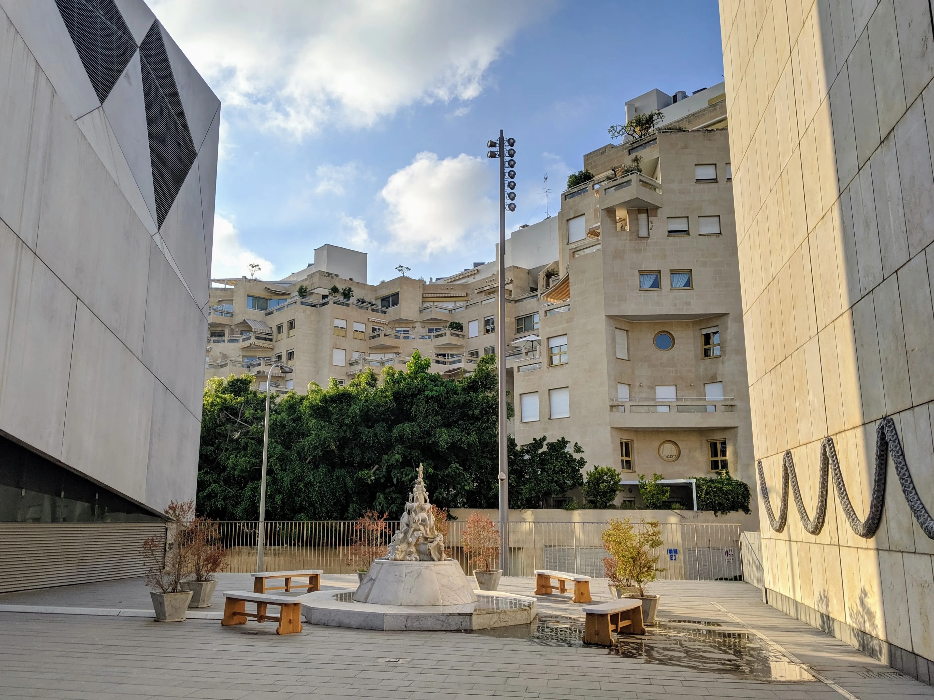 museum courtyard.DAhj109f.jpg