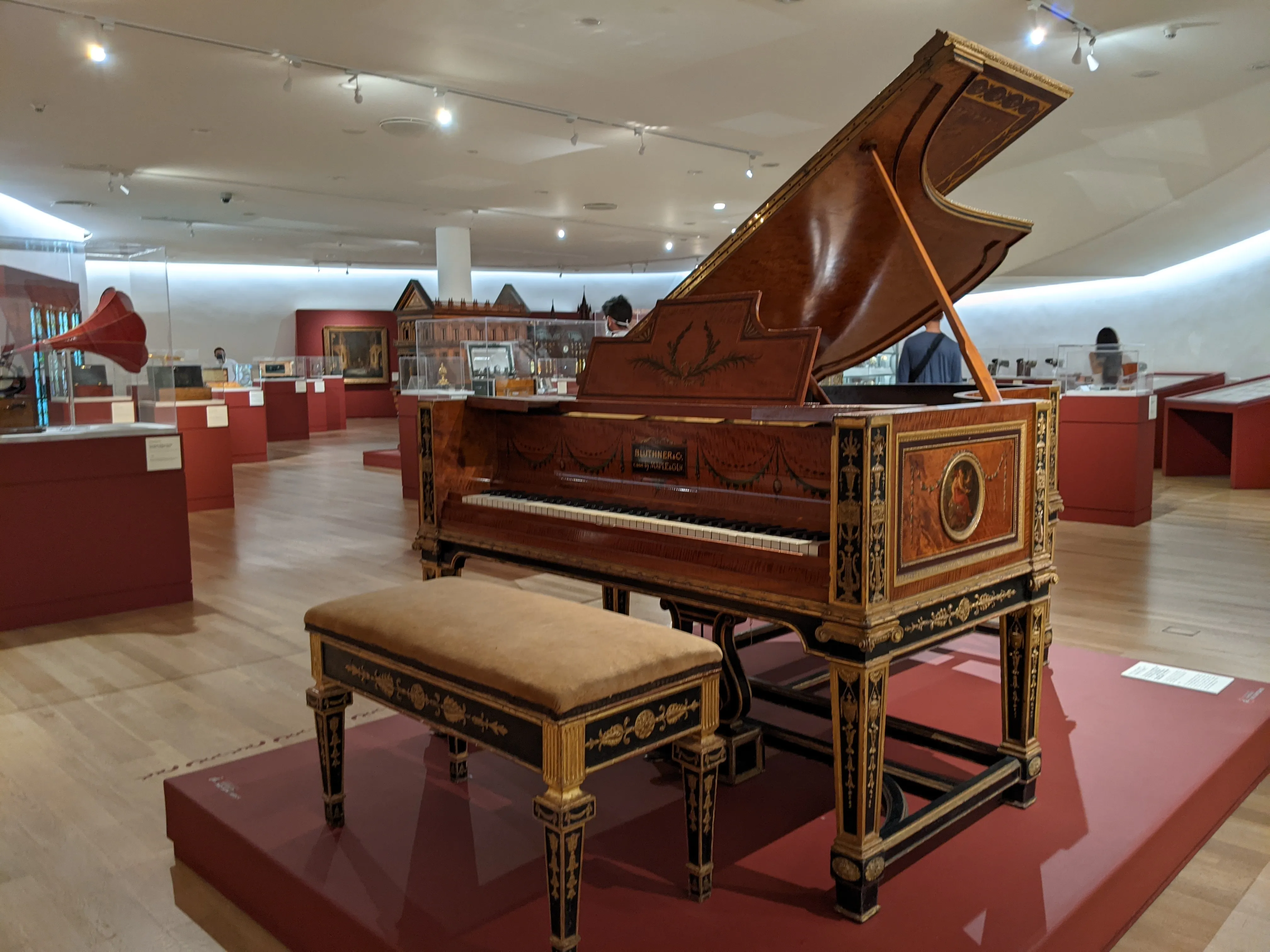 soumaya piano.CUzQ35 r.jpg