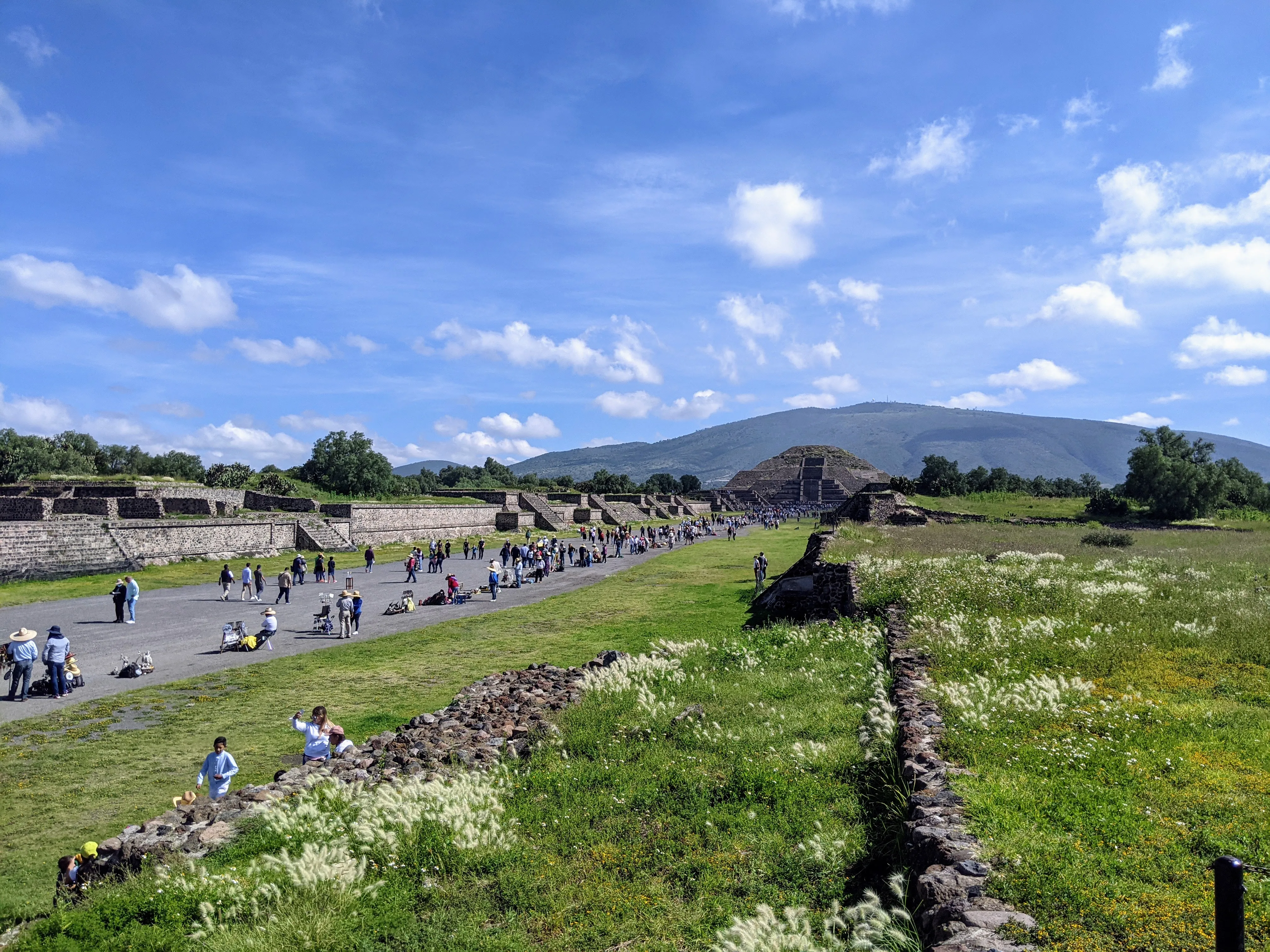 teotihuacan tourists.DH9vx0rd.jpg